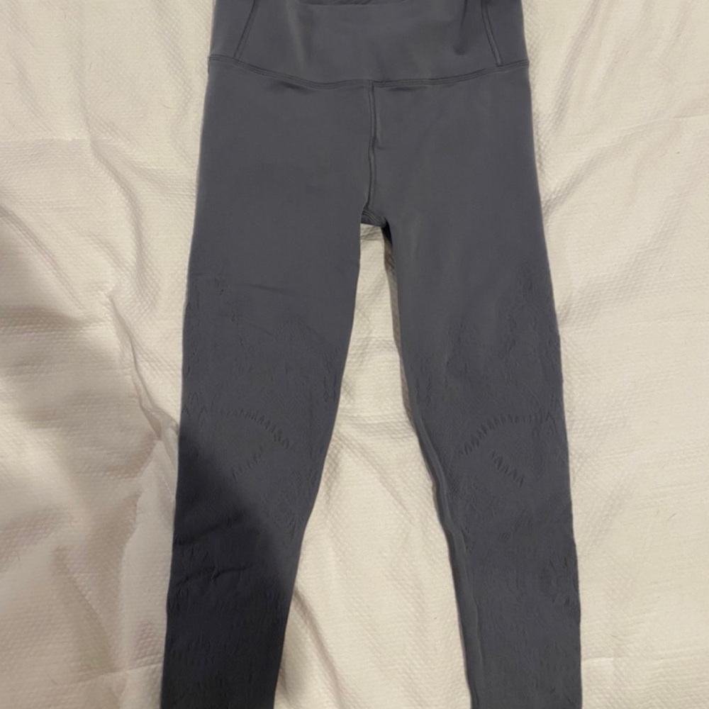 Grey lululemon cropped leggings 😊